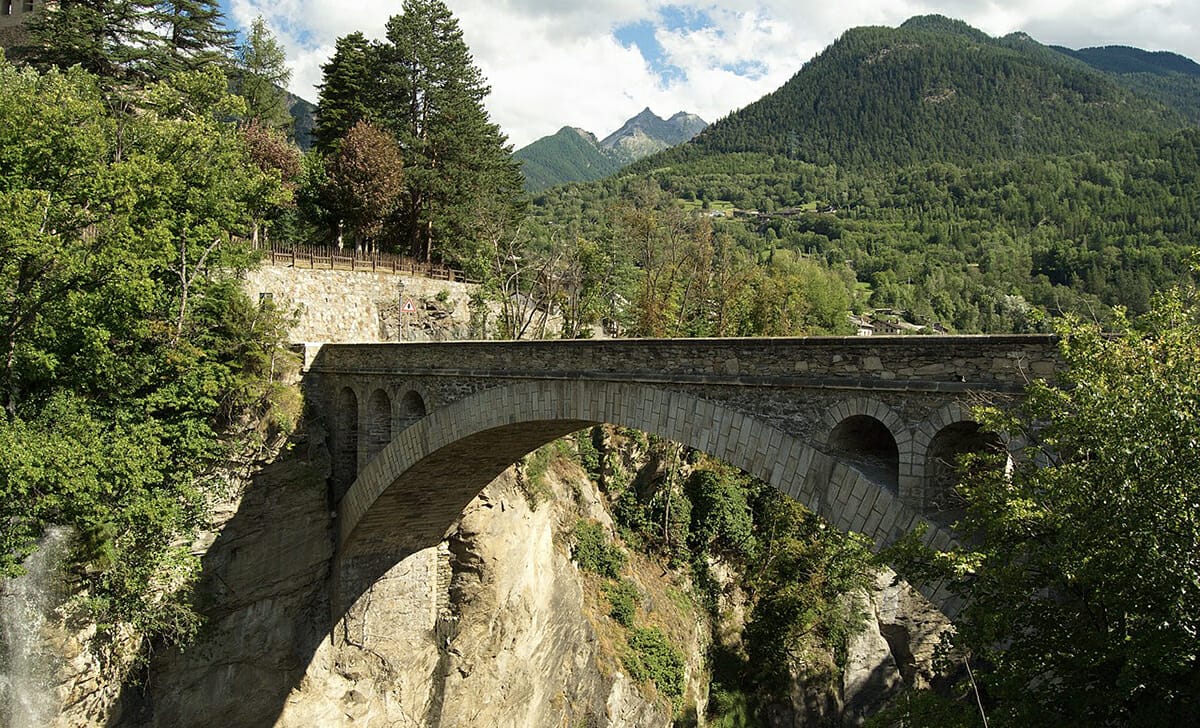 Il ponte di Introd è sospeso a oltre 100 metri di altezza