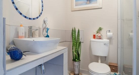 Il segreto per togliere lo sporco ostinato dal bagno