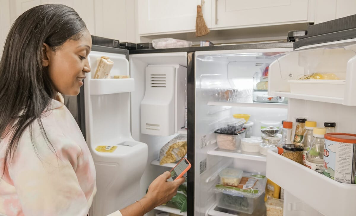 La pellicola evita il diffondersi dell'odore di cibo nel frigo