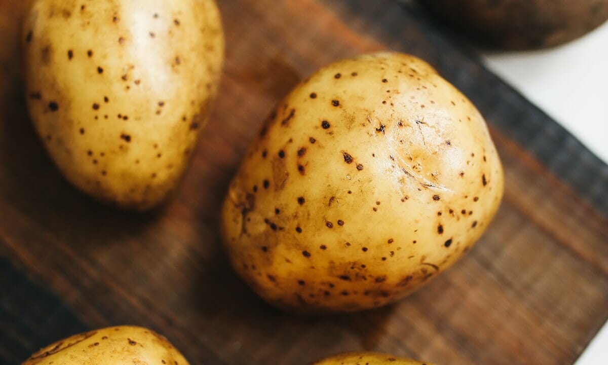 Le patate sono un ottimo rimedio contro la ruggine, per pulire ceramica, vetri e pavimenti