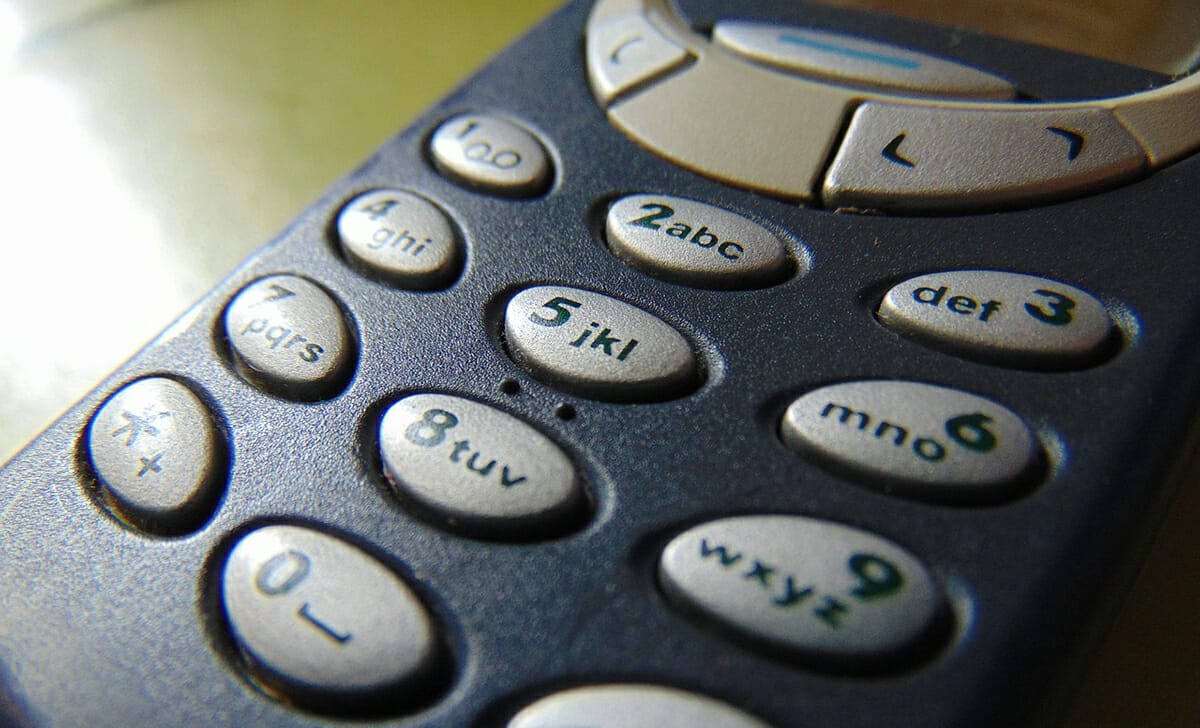 L'indimenticato Nokia 3310 con display in bianco e nero e tasti fisici