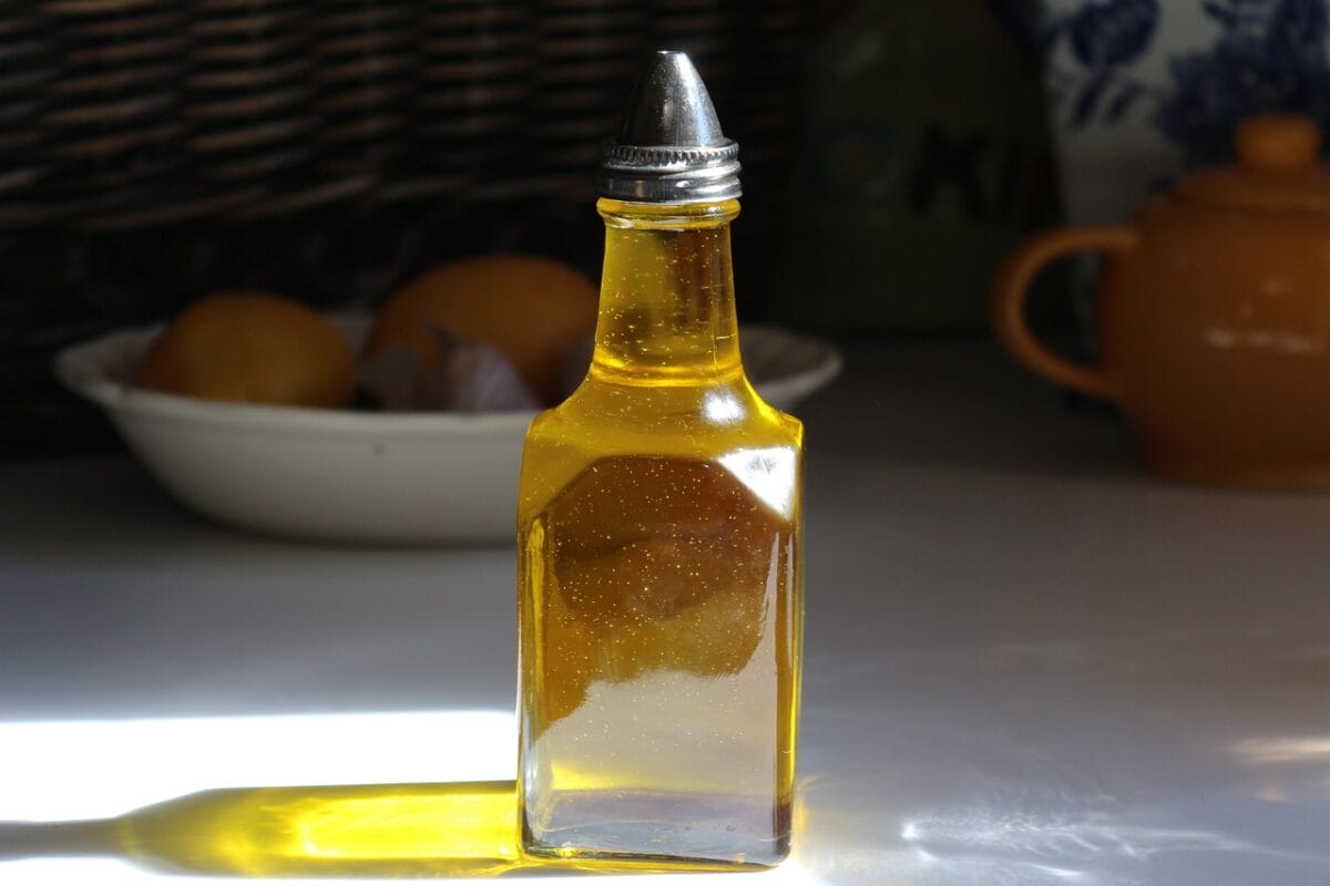 Olio extravergine per pulire l'acciaio