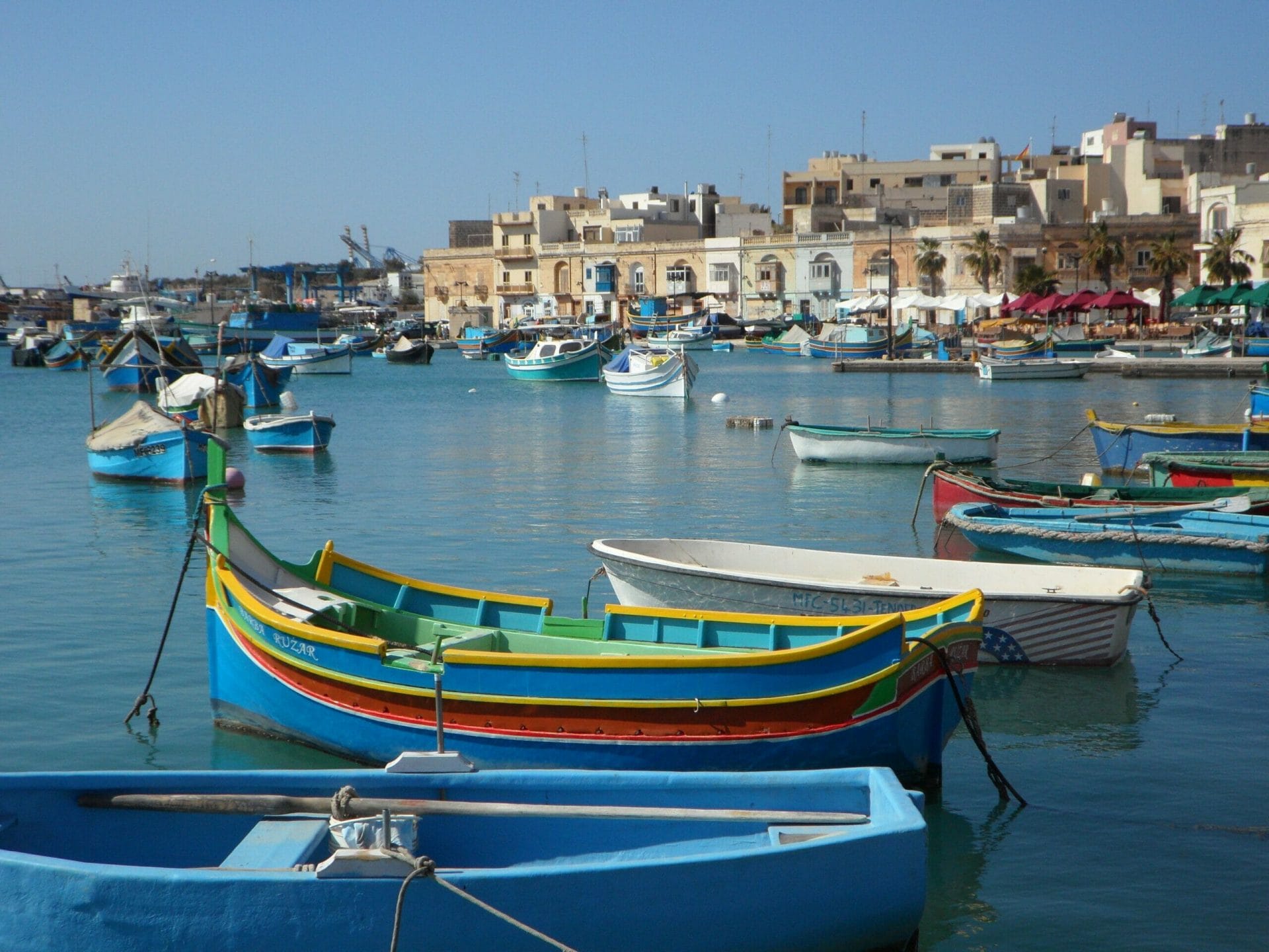 Oltre alle isole Canarie o a quelle greche in molti rimangono per mesi ad esempio a Malta.