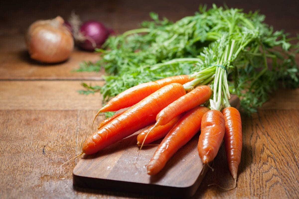 Pelare le carote e tagliarle a rondelle