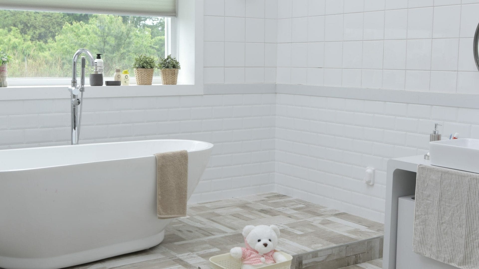 Posizionare la vasca o la doccia in fondo alla stanza è un ottimo modo per proporzionare bene gli spazi.