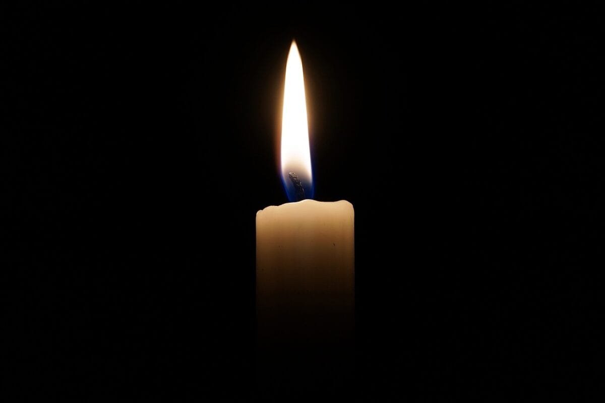 Potremmo così accendere una candela e restare in silenzio