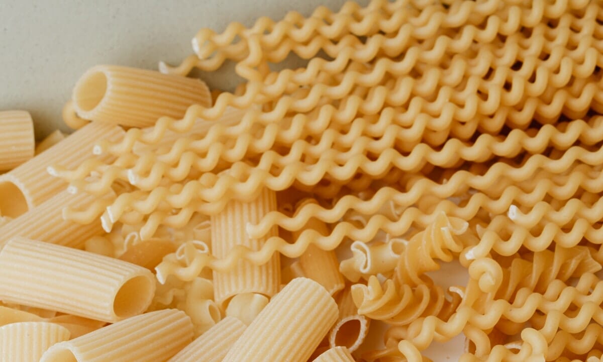 Preparare la pasta è una delle abitudini più comuni in Italia, ma come farla è sempre difficile da scegliere