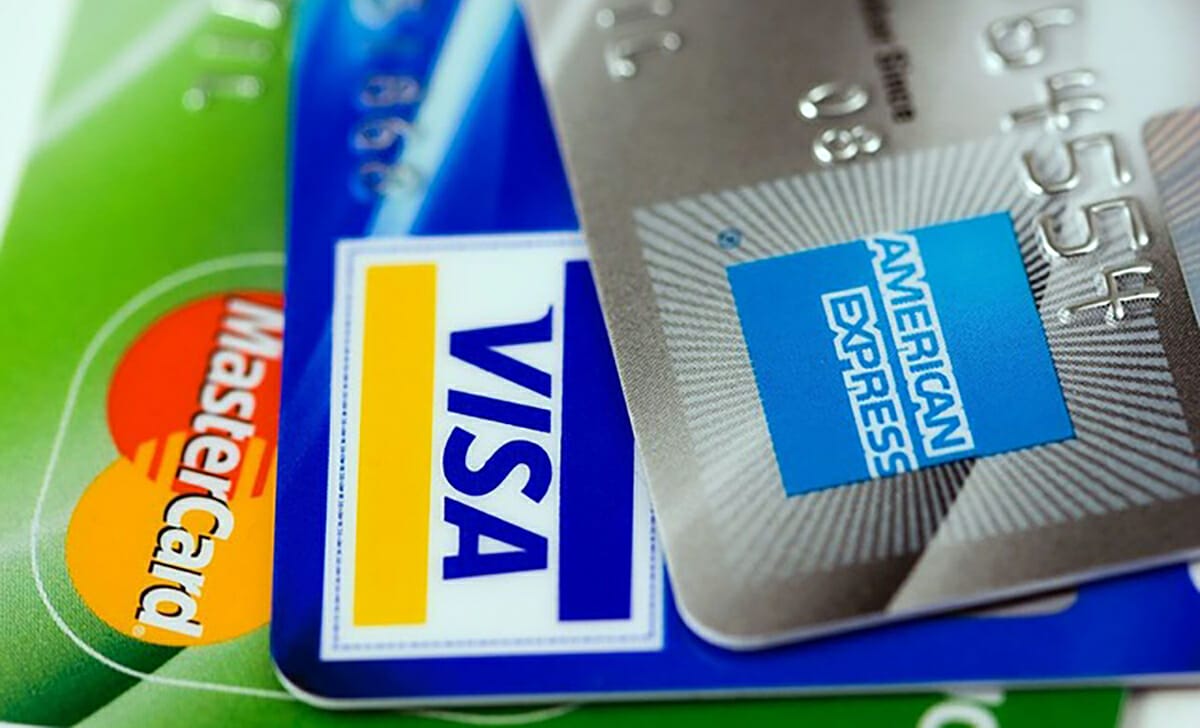 Si può considerare l’uso di una carta prepagata dotata di IBAN che generalmente ha il vantaggio di costare molto meno rispetto a una carta di credito