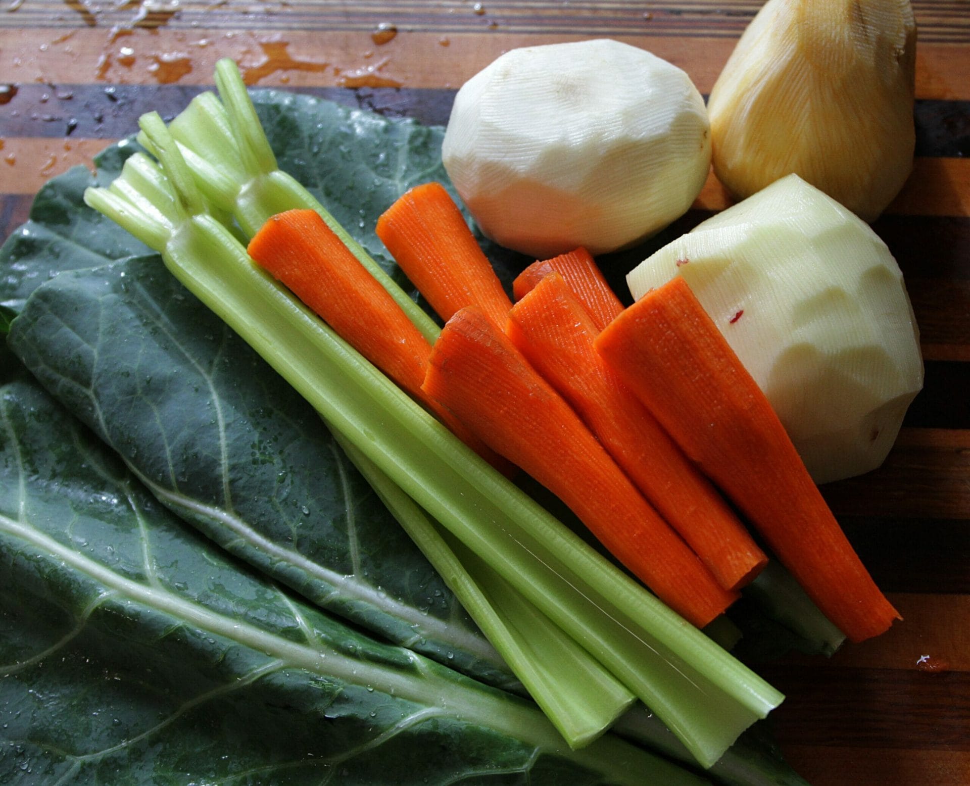 Tagliamo e tritiamo carote, cipolla e sedano e soffriggiamo con un filo d’olio per qualche minuto.