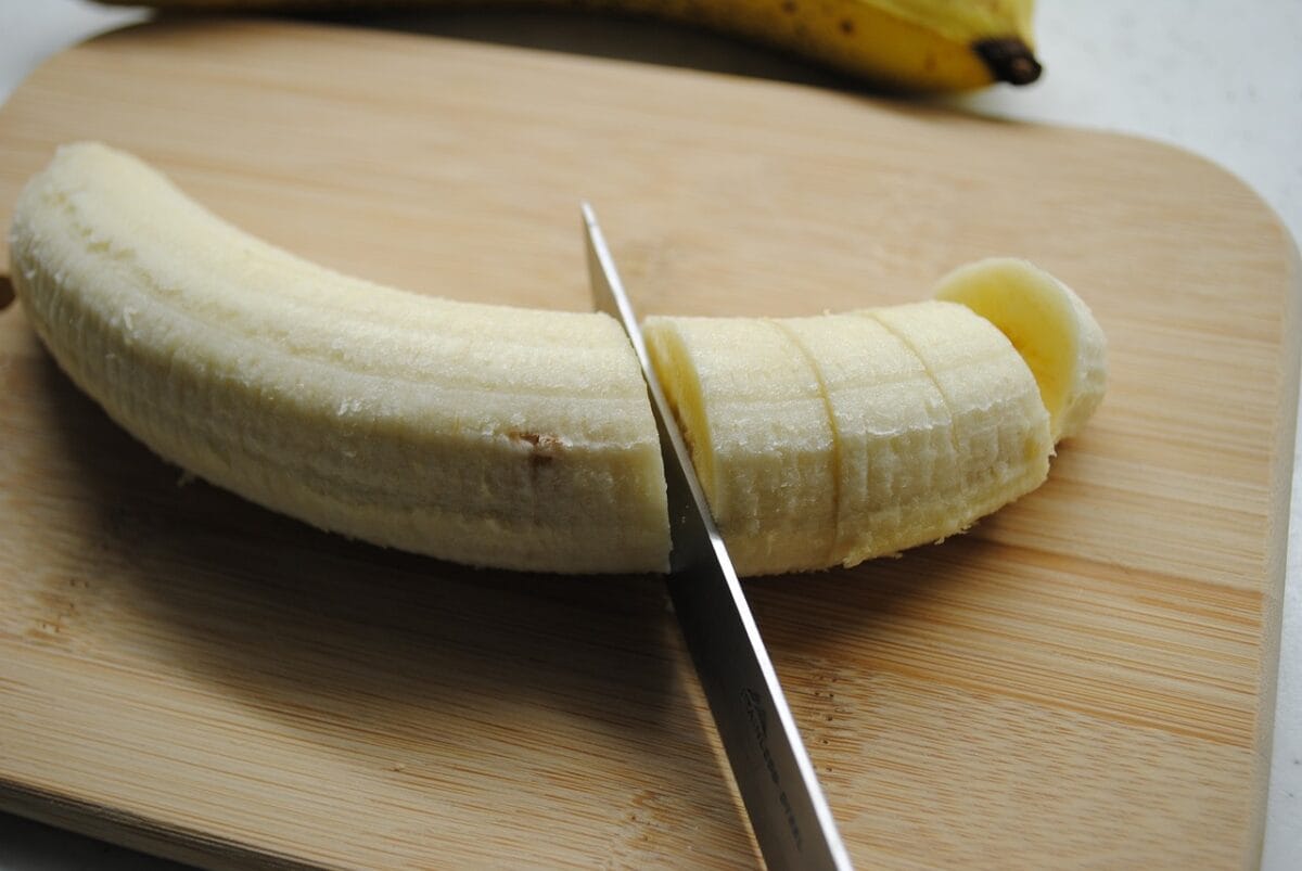 Tagliare la banana a pezzetti e unirli al composto