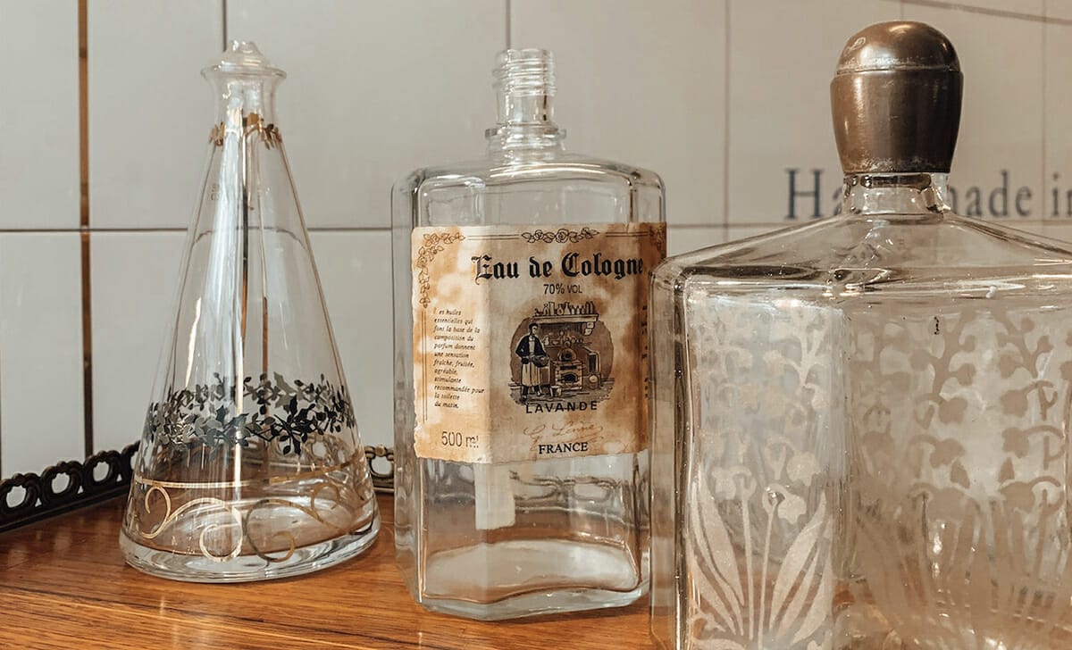 Togliere le etichette adesive dal vetro e dalla plastica