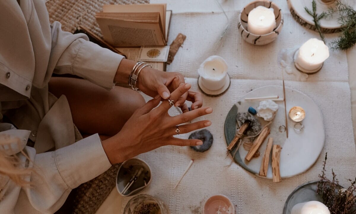 Anello incastrato al dito