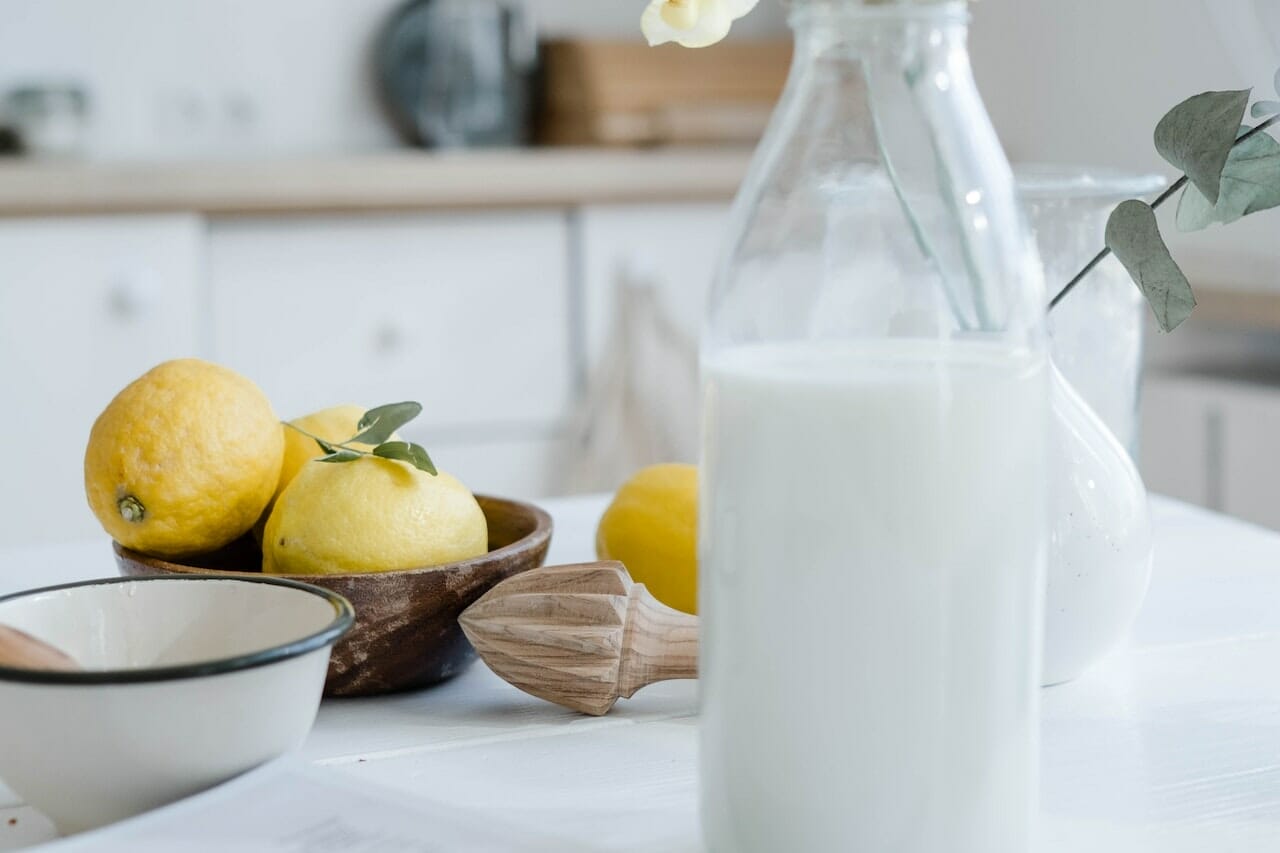 Cosa succede se mescoli latte e limone