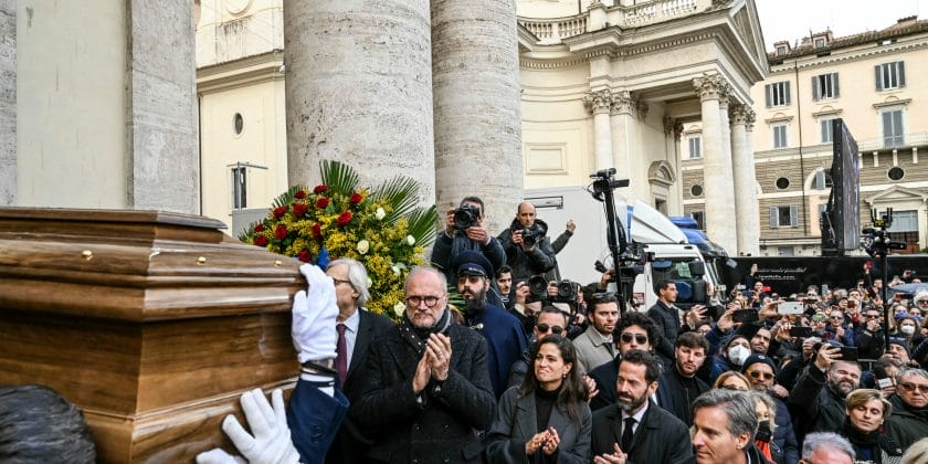 Funerale Maurizio Costanzo: grande partecipazione di folla