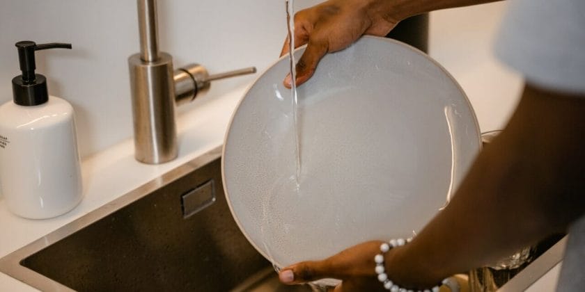 Lavare i piatti a mano o con la lavastoviglie