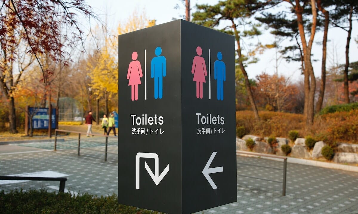 Le porte dei bagni pubblici non toccano il pavimento