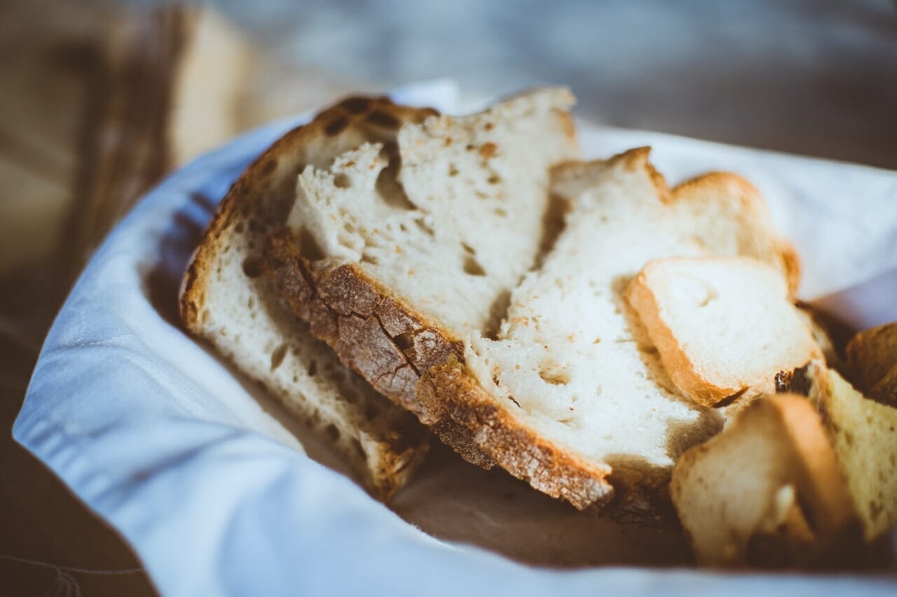 Riutilizzare il pane preparando un dolce