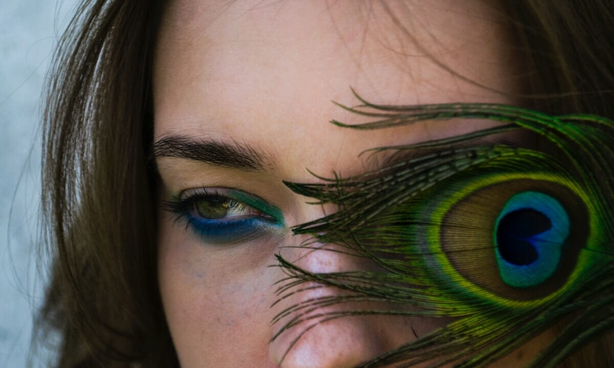 Trucco per occhi infossati e cadenti