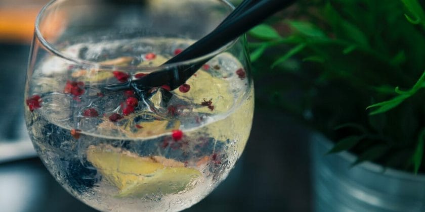 Perché si usano 2 cannucce nei cocktail? – SPIRITO COCKTAILS