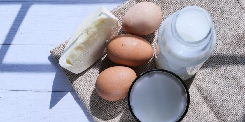 Conservi latte e uova nell'anta del frigorifero