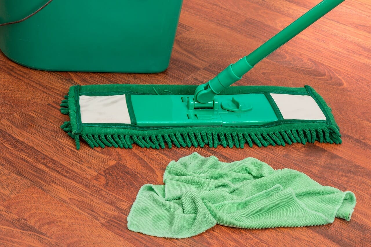 Lavi i pavimenti con il mocio? Fallo tornare come nuovo, pulito ed  igienizzato: addio batteri