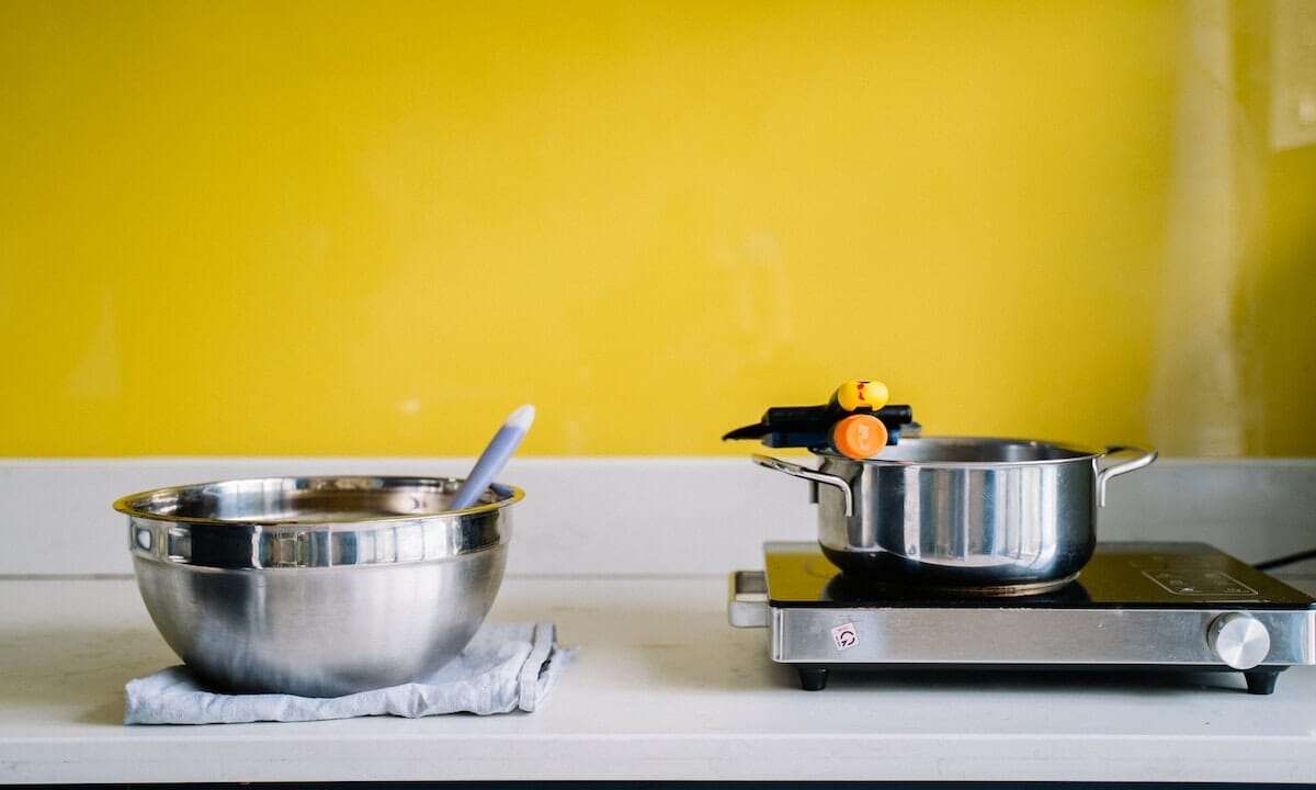 Eliminare macchie di bruciato e arcobaleno dalle pentole