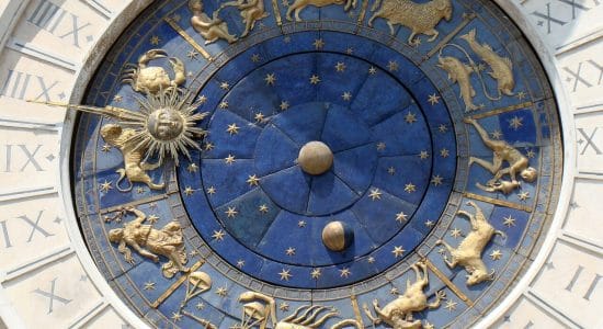 L’allineamento irripetibile di 5 pianeti porta una valanga di fortuna a 3 segni zodiacali-particolare di un orologio moumento a Venezia