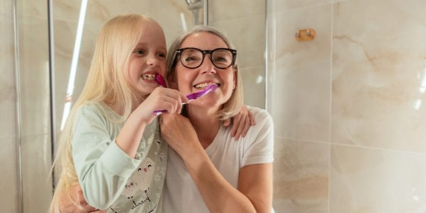 Lavare e sbiancare i denti in modo naturale