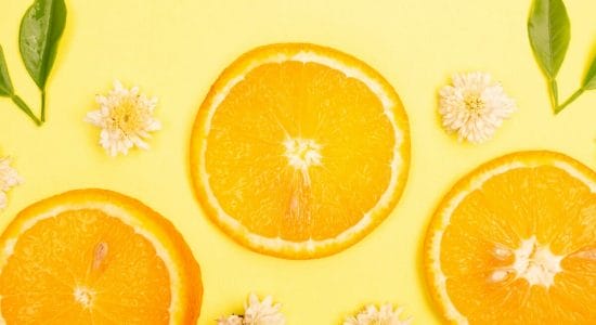 Perché sempre più persone stanno mangiando un'arancia sotto la doccia