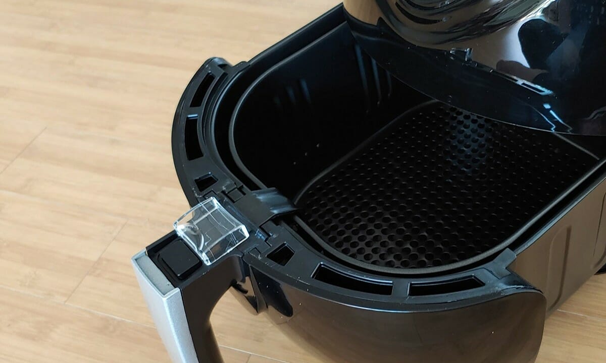 Pulire l’interno della friggitrice ad aria