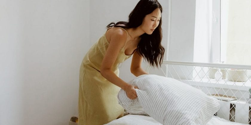 Rifare il letto senza fatica eliminando pieghe e grinze