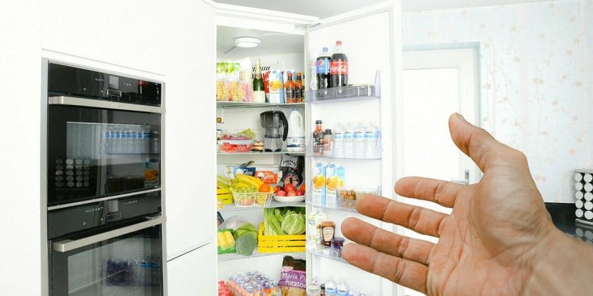Togliere le incrostazioni dagli scaffali del frigorifero non sarà più un problema