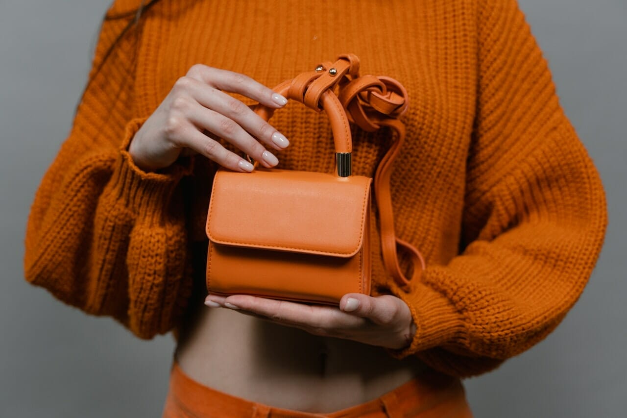 Tornano le mini bag con accessorio gioiello