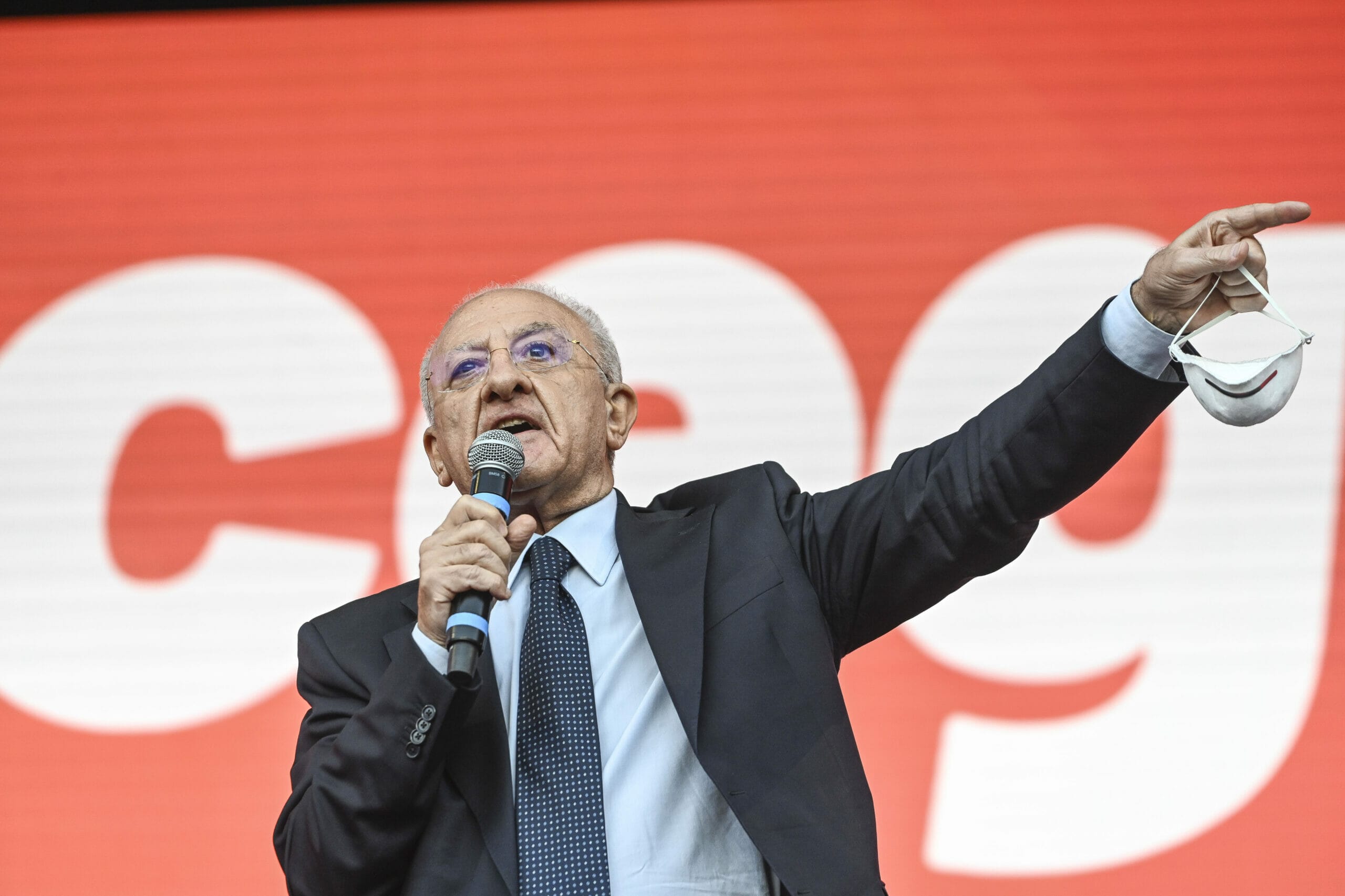 Vincenzo De Luca attacca un consigliere del PD