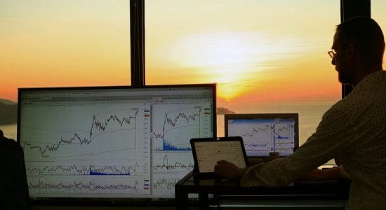 Wall Street sente la scadenza ciclica e scende