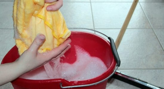 Ecco il metodo giapponese per lavare il pavimento