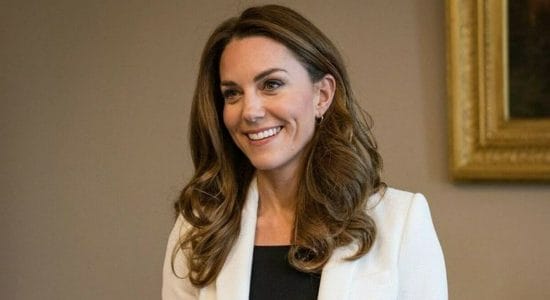 La nuova moda è il blazer e Kate Middleton svela il suo colore preferito