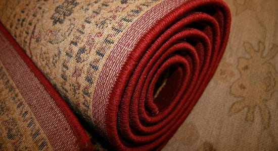 Pulire il tappeto di salotto e cucina senza lavatrice