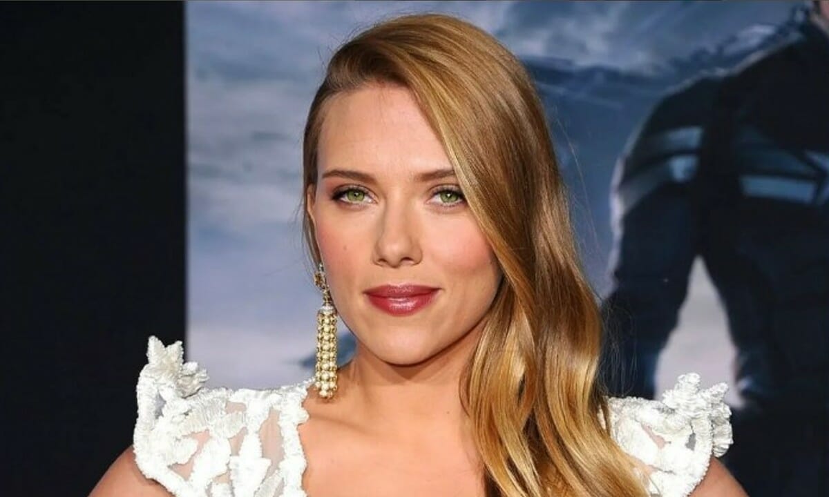 Seno alto e pancia piatta, allenati come Scarlett Johansson