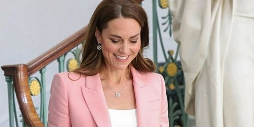 Abbinare collane e orecchini con le impeccabili regole di Kate Middleton