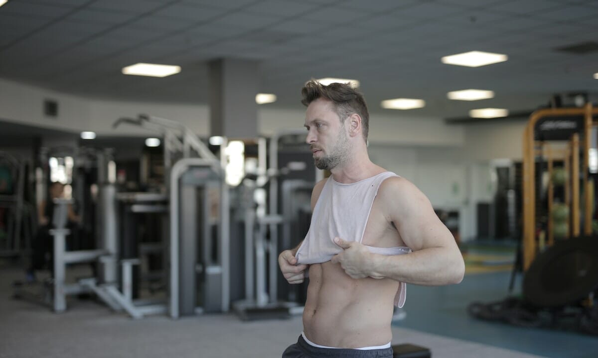 Addominali scolpiti e pancia piatta