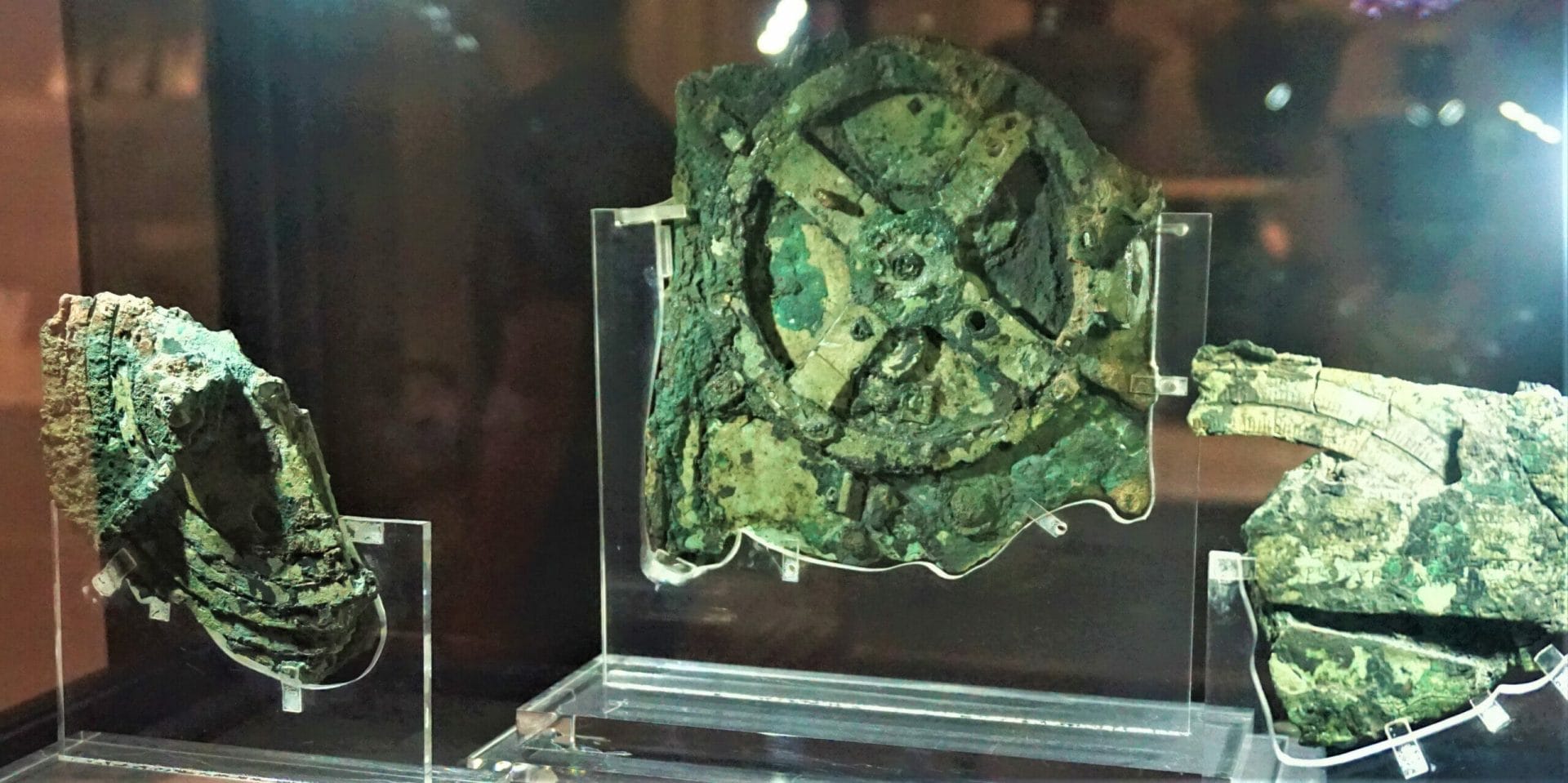 Antikythera_Mechanism_-_National_Archaeological_Museum,_Athens_by_Joy_of_Museum