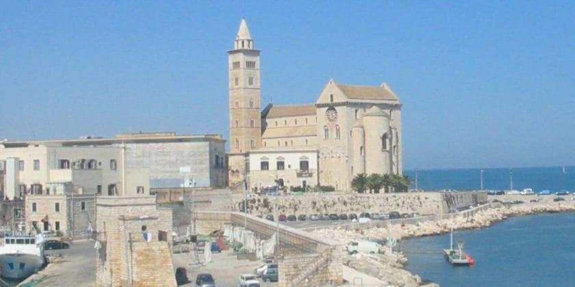 Case da 39.000 euro vicino al mare-Cattedrale di Trani-foto da wikipedia