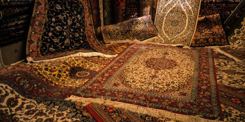 Come pulire i tappeti sintetici e persiani? Ecco 2 soluzioni ideali per  igienizzarli senza rovinare le fibre