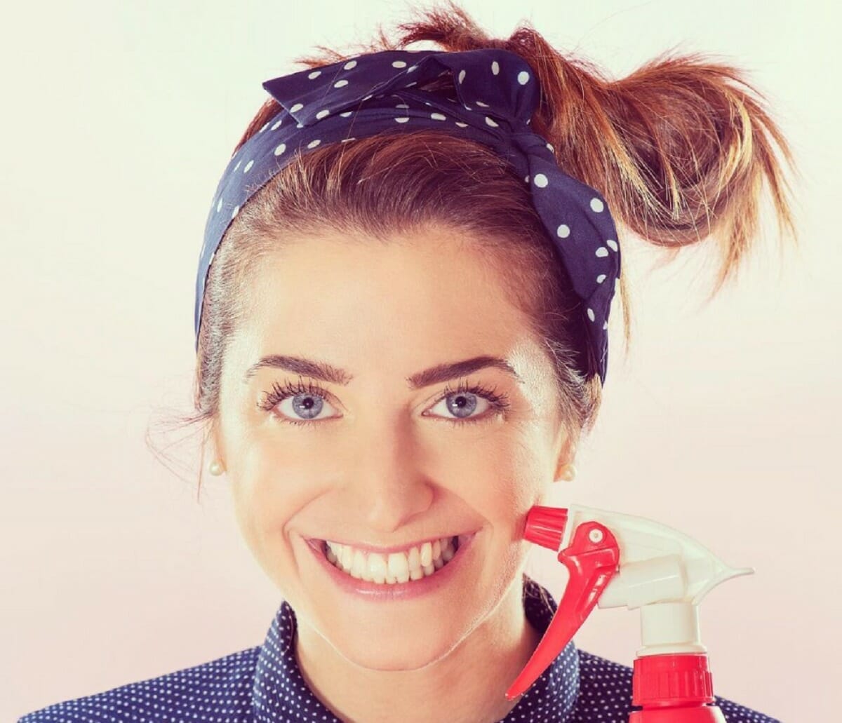 Come pulire velocemente i vetri delle finestre con i consigli di Giulia Groppo-foto da Instagram