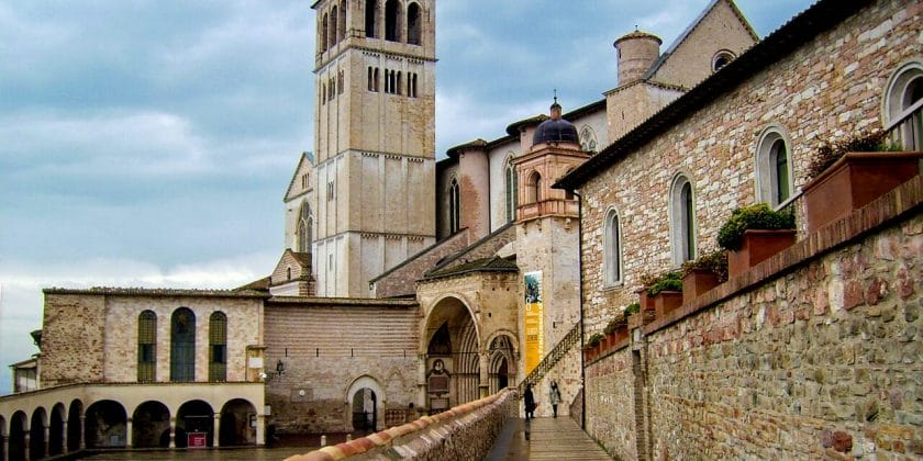 Cosa visitare in Umbria in 7 giorni di vacanza-scorcio di Assisi-proiezionidiborsa.it