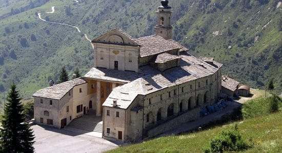 È il  comune più povero d’Italia-Santuario di Castelmagno-foto da wikipedia
