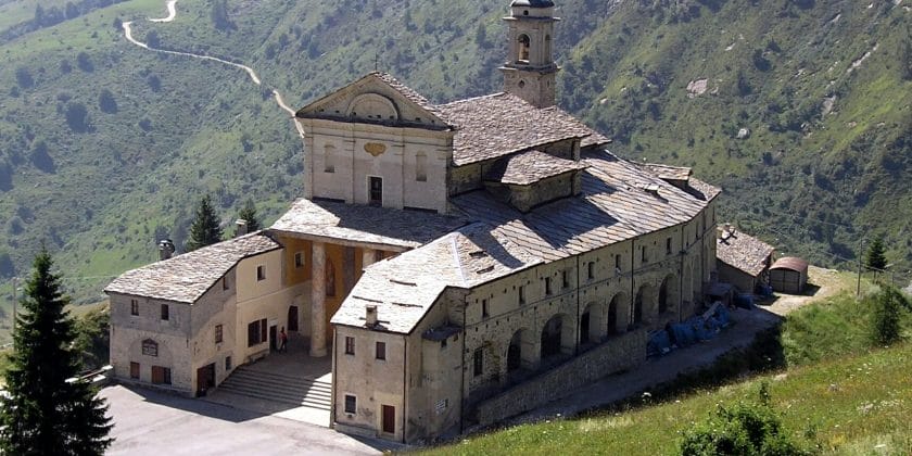 È il  comune più povero d’Italia-Santuario di Castelmagno-foto da wikipedia