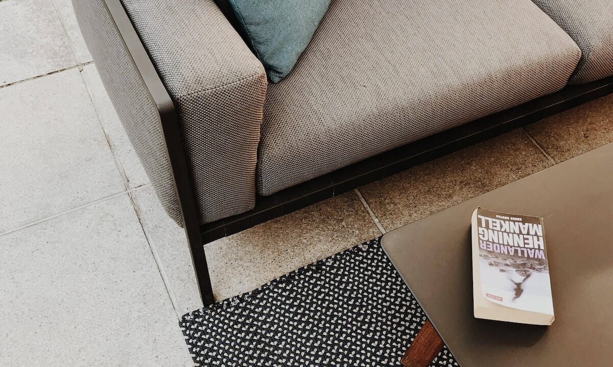 Fughe nere di pavimenti e piastrelle