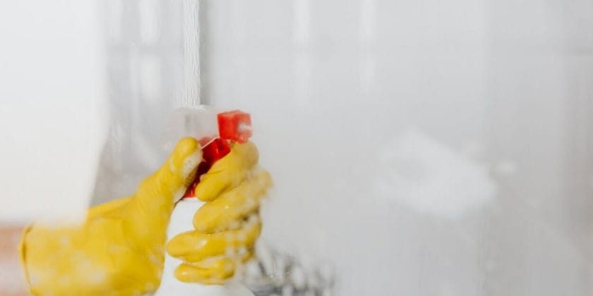 Il trucco infallibile delle colf per togliere gli aloni dai vetri della doccia-proiezionidiborsa.it